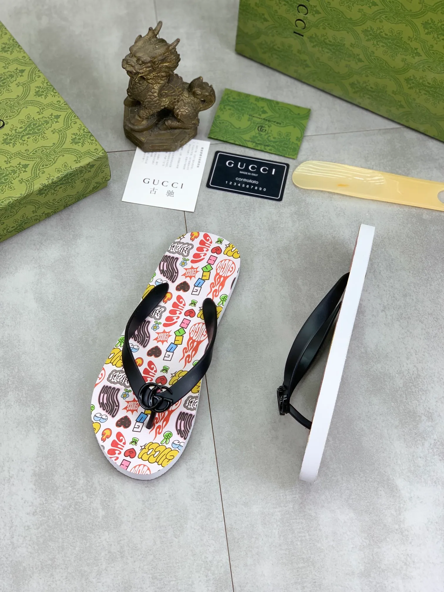 Men's men's shoes 💰P220💰【New style】🆘【GUCCI】Official website's popular Gucci adult couple 🧑‍🤝‍🧑 style, children's flip-flops are on sale at the counter simultaneously! Original fabric imported from Italy. Original bottom provided by the original factory. Size: Adult 36-45. Children’s size: 30-37. Multiple colors available.